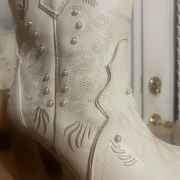 White Cream Pearl Western Booties with Pearl Gold Accents Size 10 WW - Picture 6 of 16